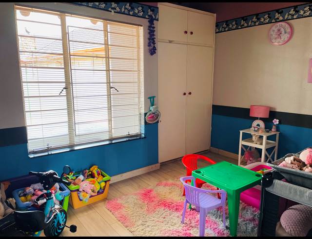 4 BEDROOM FREEHOLD FOR SALE IN DERSLEY